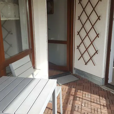 1 Apartment *